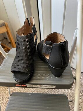 Soul shoe/boots w/cut out